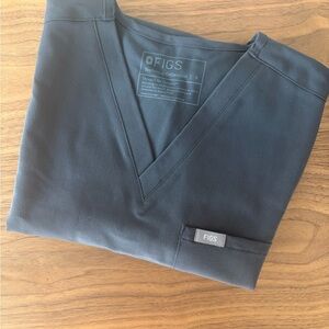 Figs Catarina One-Pocket Scrub Top in Charcoal